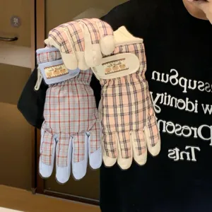 Vue détaillée de gants de ski étanches à carreaux vintage avec doublure thermique douce.