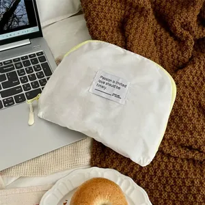 Minimalistische wasserdichte Aufbewahrungstasche, stylischer Alltagsorganizer für Reisen.