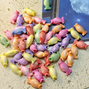 Cuentas sueltas de peces acrílicos coloridos para pulseras collares DIY detalles.