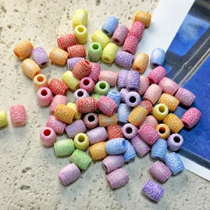 Cuentas cilindricas de plastico estampadas coloridas para bisuteria DIY y manualidades detalle.