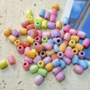 Cuentas de plástico cilíndricas con patrones de colores para joyería DIY y manualidades.