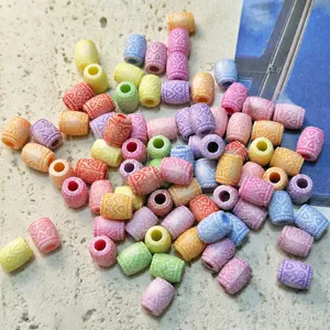 Cuentas de barril de plástico colorido con patrones geométricos para joyería DIY.