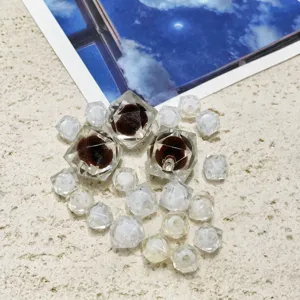 Detalle de cuentas de acrílico transparente y marrón, ideales para joyería DIY y dijes de teléfono.