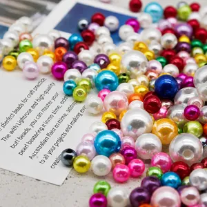 Gros plan de perles d'imitation ABS colorées, idéal pour la fabrication de bijoux DIY et détails.