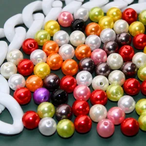 Vue détaillée de perles d'imitation ABS colorées et brillantes en vrac avec chaîne.