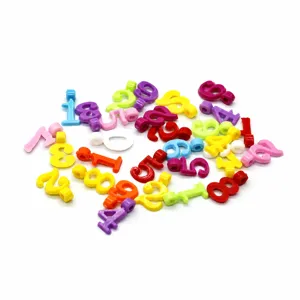 Gedetailleerd overzicht van kleurrijke acryl cijferkralen en DIY hangers voor kinderhandwerk.