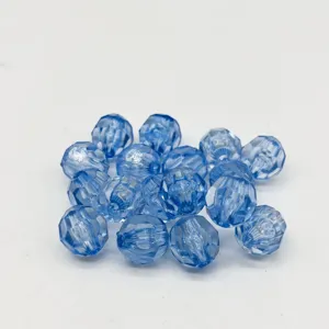 Primer plano de cuentas acrílicas facetadas en azul claro, ideales para manualidades y joyas.