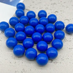 Dettaglio in primo piano di perline tonde in acrilico blu solido per gioielli fatti a mano.