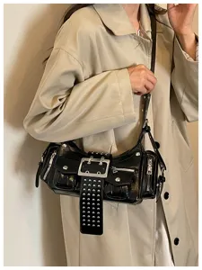 Trendy punk stijl zwarte laklederen schoudertas met metalen gesp voor vrouwen nu.