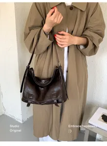 Dettagli della borsa a tracolla retrò in pelle marrone da donna, design alla moda.