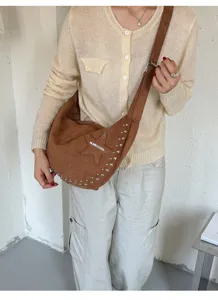 Retro klinknagel schoudertas voor dames, stijlvolle bruine suède crossbody tas voor herfst.