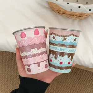 Schattige roestvrijstalen mondspoelbeker met taart en aardbei ontwerp voor badkamer.