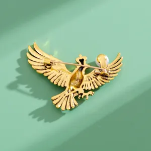 Detailaufnahme einer goldenen Adler Brosche im Vintage Design mit sicherem Verschluss.