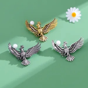 Kreative Adler Brosche mit Strasssteinen und Perlen in Gold, Gunmetal und Silber Detailansicht.