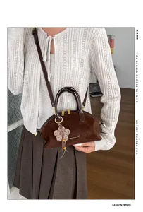 Sac à main rétro en daim marron avec poignée supérieure et bandoulière, chic sac vintage.