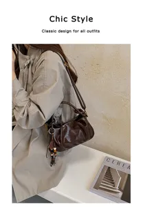 Vue détaillée du sac à bandoulière plissé marron élégant pour des tenues décontractées.