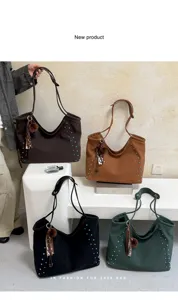 Vista detallada del bolso tote de hombro de cuero suave con tachuelas en varios colores.