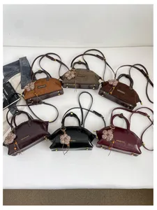 Sac à bandoulière vintage en suédine et cuir avec pendentif fleur, sac rétro chic femme.
