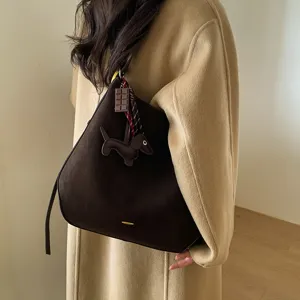 Braune Wildleder Umhängetasche für Damen Vintage große Kapazität Pendeln Eimer Tasche mit Anhänger.