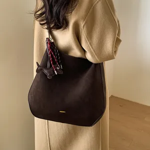 Vintage Wildleder Umhängetasche für Damen große Kapazität slouchy Hobo Bag mit süßem Hundeanhänger.