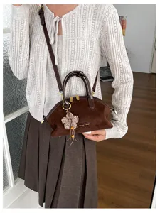Sac à bandoulière rétro en suédine marron avec pendentif fleur, sac chic pour femme
