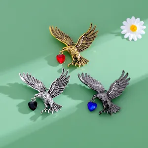Exquisites Strass Adler Brosche Set mit farbigen Herzen und eleganter Tier Anstecknadel.