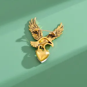 Vergoldete Adler Brosche mit Herz Anhänger, elegante vintage Metall Tier Anstecknadel.