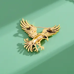 Detailansicht der goldenen Adler Brosche mit sicherer Nadelverschlussmechanik auf der Rückseite.