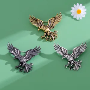 Detaillierte Ansicht der fliegenden Adler Broschen mit Strasssteinen in Metallfarben.