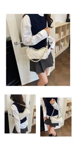 Detailaufnahme einer eleganten weißen gesteppten Kettentasche mit stilvollem Umhänge-Design.