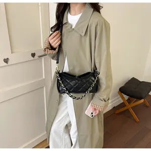 Gesteppte Kettentasche für Damen, stilvolle Umhängetasche mit minimalistischem Design.
