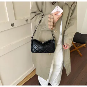 Detailansicht der schwarzen Damen Stepptasche mit Kette im klassischen Luxus-Design.