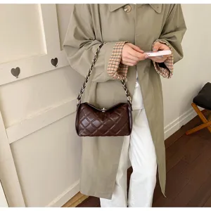 Detailansicht einer stilvollen braunen gesteppten Umhängetasche mit Kette für Damen.