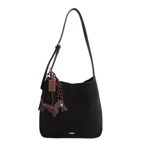 Elegante schwarze Beuteltasche für Damen, lässige Umhängetasche mit Hundebadge.