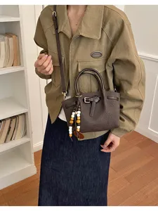 Sac à main marron texturé effet crocodile, élégant sac bandoulière tendance pour femme.