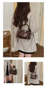 Élégant sac à main marron froncé montrant en détail un design minimaliste et chic.