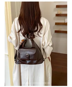 Vielseitiger Damen Rucksack und Umhängetasche in Dunkelbraunem Leder mit Fronttasche.
