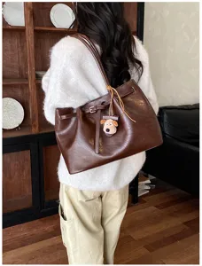 Vintage brown tote bag for women, large capacity casual shoulder underarm bag detail.