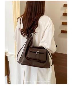 Detailansicht der retro braunen Shopper-Tasche hinten, zeigt die feine Lederstruktur.