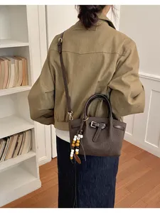 Sac à bandoulière vintage texture crocodile avec poignée et boucle de ceinture élégante.