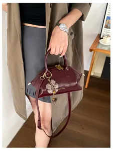 Sac à main rétro décontracté pour femme en cuir PU avec détail de breloque fleurie.