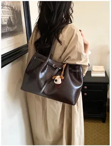Chic brown leather tote bag for women, large capacity retro shoulder bag for daily commuting.