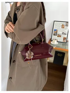 Sac à main rétro en cuir synthétique bordeaux, élégant sac bandoulière pour femme au quotidien.