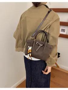 Élégant sac à bandoulière marron motif croco avec perles, sac à main femme tendance retro.