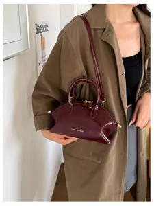 Vue détaillée du sac à main dôme rétro en cuir verni bordeaux, beau sac bandoulière.