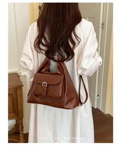 Detailansicht des braunen Retro Multifunktions-Rucksacks mit Ledertasche und Schnalle.
