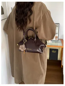Vue de détail du sac à main rétro marron, sac bandoulière chic pour travail et loisirs.