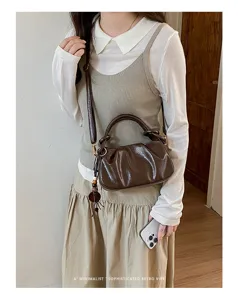Sac à main froncé marron élégant pour femme, sac porté épaule et bandoulière chic en PU.