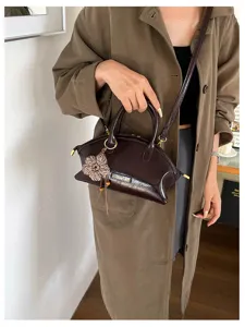 Sac à main rétro en cuir vernis marron avec élégant pendentif fleur tressée chic