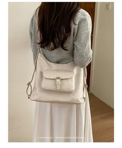 Detailansicht des Damen Retro Rucksacks und Umhängetasche mit vorderer Klapptasche.